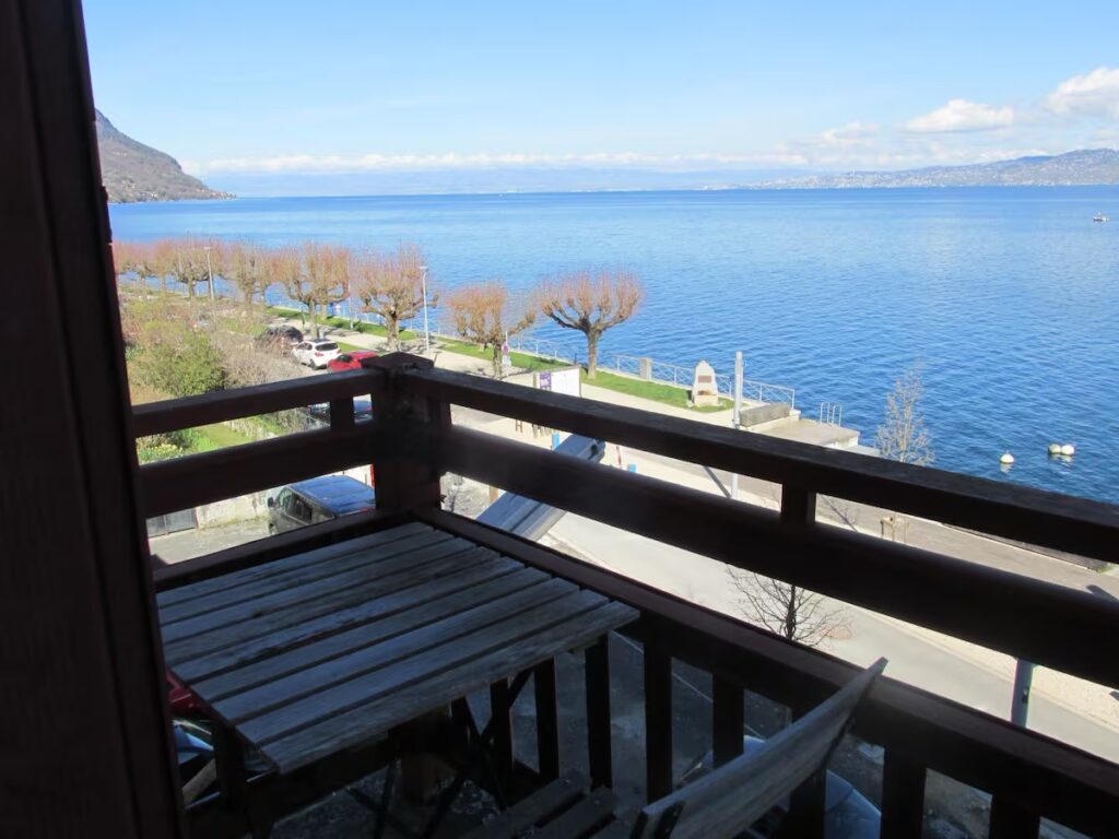 Balcon du studio avec petite table et deux chaises, vue dégagée sur le lac Léman à Saint-Gingolph