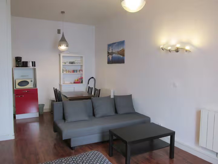 Petite cuisine avec plaques de cuisson, hotte, micro-ondes, évier et rangements