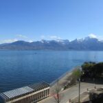 Paysage du lac Léman visible depuis le balcon, entre montagnes et eau