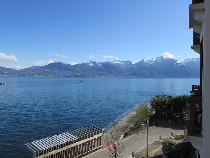 Paysage du lac Léman visible depuis le balcon, entre montagnes et eau