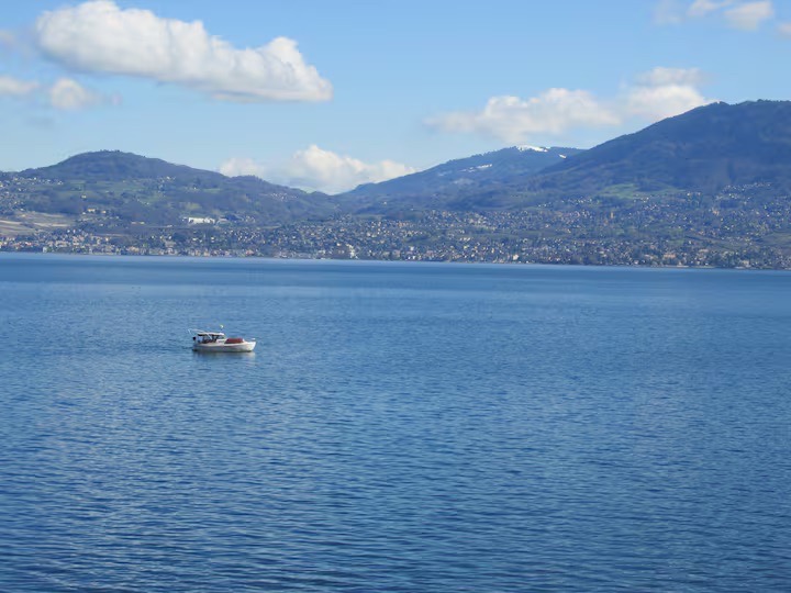 Immeuble de bord de lac à Saint-Gingolph, accès direct par le quai